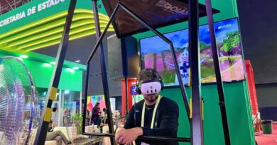 Uma das atrações principais é a experiência imersiva intitulada Um Voo pela Saúde de Goiás, que utiliza realidade virtual para proporcionar aos participantes uma vivência sensorial completa (Foto: Estevan Ferreira)