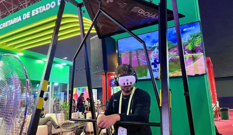 Uma das atrações principais é a experiência imersiva intitulada Um Voo pela Saúde de Goiás, que utiliza realidade virtual para proporcionar aos participantes uma vivência sensorial completa (Foto: Estevan Ferreira)
