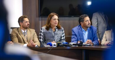 Primeira-dama e coordenadora do Goiás Social, Gracinha Caiado, é recebida por deputados estaduais na sala da presidência da Assembleia Legislativa (Foto: Romullo Carvalho)