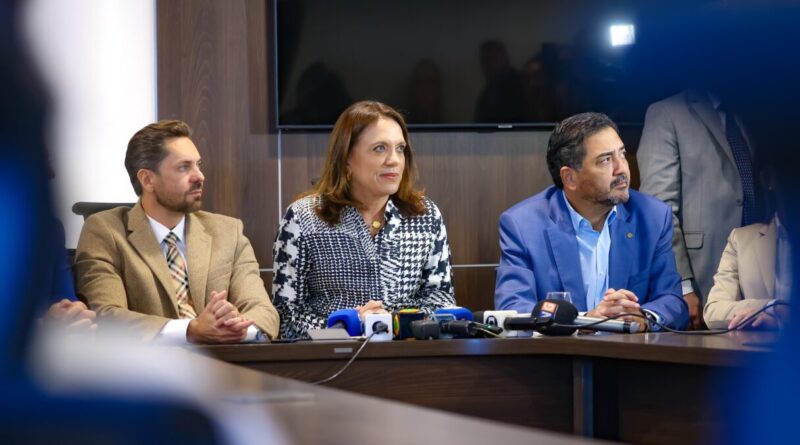 Primeira-dama e coordenadora do Goiás Social, Gracinha Caiado, é recebida por deputados estaduais na sala da presidência da Assembleia Legislativa (Foto: Romullo Carvalho)