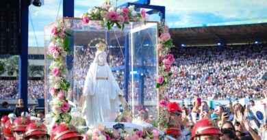Imagem de Nossa Senhora das Graças imagem foi trazida da Capela da Medalha Milagrosa, em Paris, na França, para o Brasil exclusivamente para o evento (Foto: André Saddi e Rômullo Carvalho)