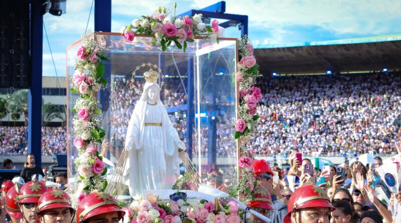 Imagem de Nossa Senhora das Graças imagem foi trazida da Capela da Medalha Milagrosa, em Paris, na França, para o Brasil exclusivamente para o evento (Foto: André Saddi e Rômullo Carvalho)