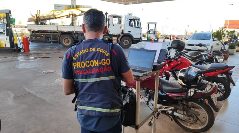 Autuação é resultado da fiscalização iniciada no feriado do dia 18 de abril, período em que foi observada a elevação de até R$ 1 no preço do etanol (Foto: Procon)