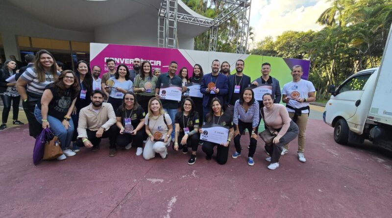 Gestores e técnicos do Governo de Goiás recebem troféus e diplomas no 5º Prêmio Conexão Inova, durante o Congresso Convergência 2025, em Belo Horizonte (MG) (Foto: Secretaria da Administração)