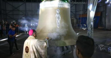 Toque do maior sino de badalo do mundo foi precedido de santa missa celebrada por Dom José Roberto, bispo auxiliar de Goiânia. Celebração abençoou sinos Vox Patris, São João e São Lucas, bem como colaboradores que vão atuar na Festa em Louvor ao Divino Pai Eterno (Fotos: Júnior Guimarães e Romullo Carvalho)