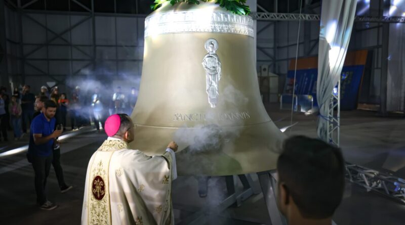 Toque do maior sino de badalo do mundo foi precedido de santa missa celebrada por Dom José Roberto, bispo auxiliar de Goiânia. Celebração abençoou sinos Vox Patris, São João e São Lucas, bem como colaboradores que vão atuar na Festa em Louvor ao Divino Pai Eterno (Fotos: Júnior Guimarães e Romullo Carvalho)