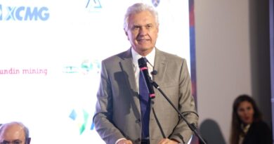 Ronaldo Caiado fala da necessidade de avanço na transformação do minério em Goiás, ao invés de atuar apenas como exportador do produto bruto (Fotos: Walter Folador)