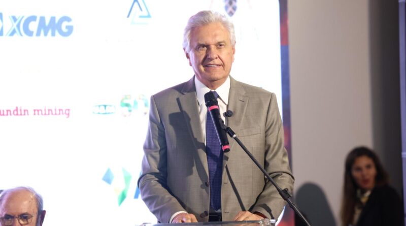 Ronaldo Caiado fala da necessidade de avanço na transformação do minério em Goiás, ao invés de atuar apenas como exportador do produto bruto (Fotos: Walter Folador)