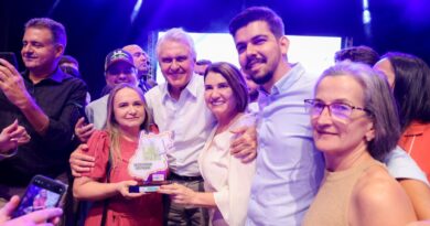 Caiado entrega prêmio para 300 escolas destaques em alfabetização (Fotos: Júnior Guimarães)
