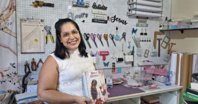 "Antes eu fazia tudo sozinha, da compra de materiais ao atendimento. Agora já tenho uma pessoa comigo e estou aplicando estratégias que aprendi nas mentorias”, afirma Ana Carolina Duarte Vieira, fundadora da Star Design Personalizados e uma das beneficiadas pelo e-Goiás (Fotos: André Bianchi)