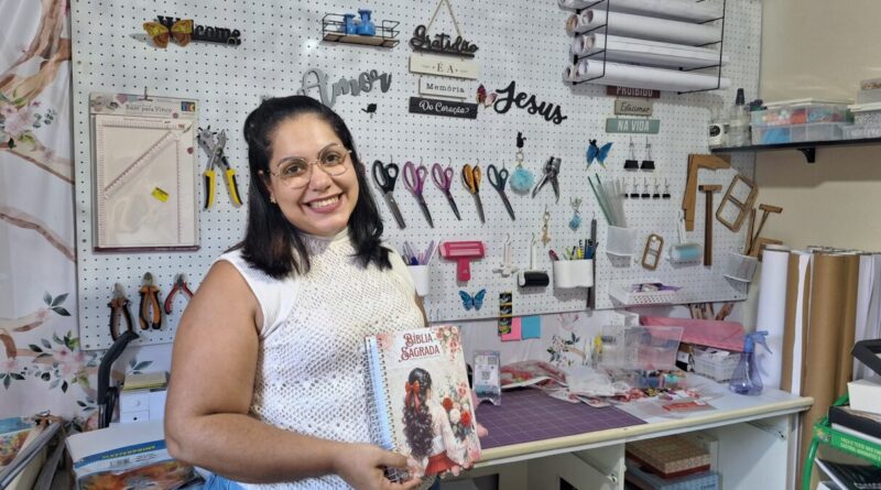 "Antes eu fazia tudo sozinha, da compra de materiais ao atendimento. Agora já tenho uma pessoa comigo e estou aplicando estratégias que aprendi nas mentorias”, afirma Ana Carolina Duarte Vieira, fundadora da Star Design Personalizados e uma das beneficiadas pelo e-Goiás (Fotos: André Bianchi)
