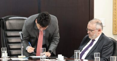 Encontro do secretário Adriano da Rocha Lima com representantes de empresas formaliza contrato de concessão do programa Goiás de Fibra (Fotos: Walter Folador/Secom Goiás)