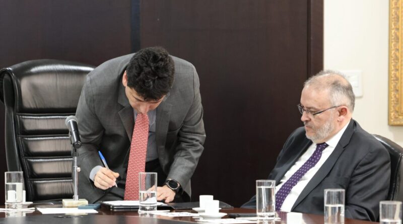 Encontro do secretário Adriano da Rocha Lima com representantes de empresas formaliza contrato de concessão do programa Goiás de Fibra (Fotos: Walter Folador/Secom Goiás)