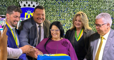 Na solenidade de entrega da Comenda de São Francisco e da Medalha Pérolas do Entorno, um dos pontos altos foi o tradicional Parabéns à Você, à Cidade Pérola do Entorno