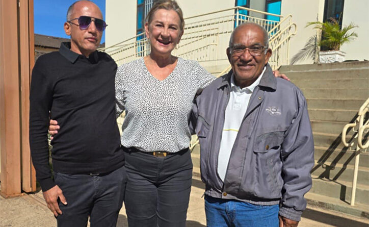 Aniversariantes recebem os cumprimentos da deputada Dra Zeli
