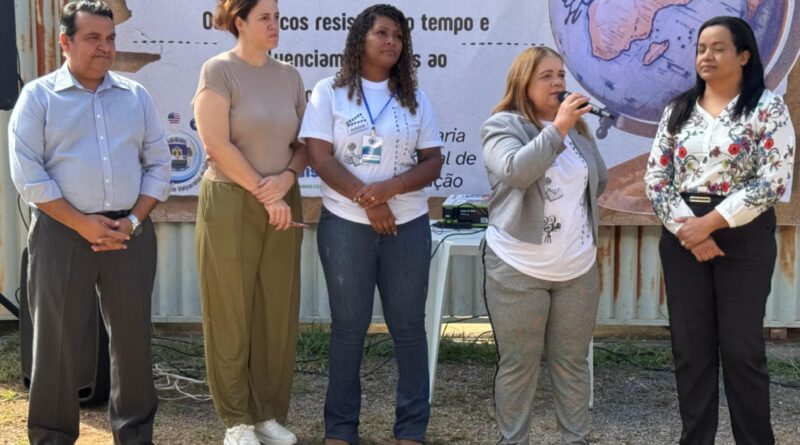 A secretária de Educação, Maria Rita parabenizou a diretora Joelma Teixeira e toda a sua equipe pelo belíssimo trabalho, pela dedicação e pela organização impecável que fizeram desta feira um verdadeiro sucesso