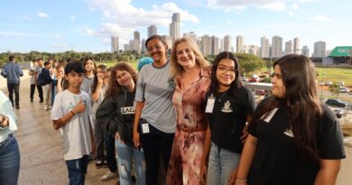 Drª Zeli recebe estudantes de Valparaiso na ALEGO