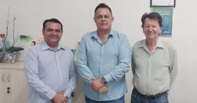 Secretário de Governo, Vicenildo e jornalista Waldir Gianesini realizam visita de cortesia ao gestor do Vapt Vupt, Zeca