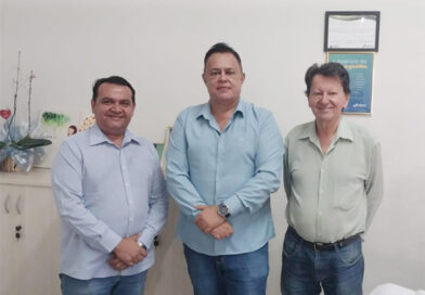 Secretário de Governo, Vicenildo e jornalista Waldir Gianesini realizam visita de cortesia ao gestor do Vapt Vupt, Zeca