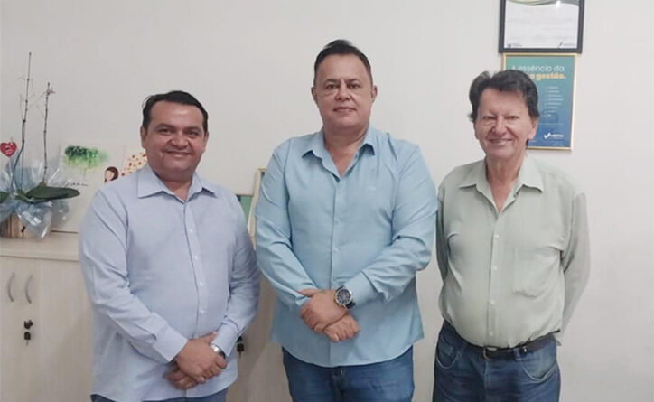Secretário de Governo, Vicenildo e jornalista Waldir Gianesini realizam visita de cortesia ao gestor do Vapt Vupt, Zeca