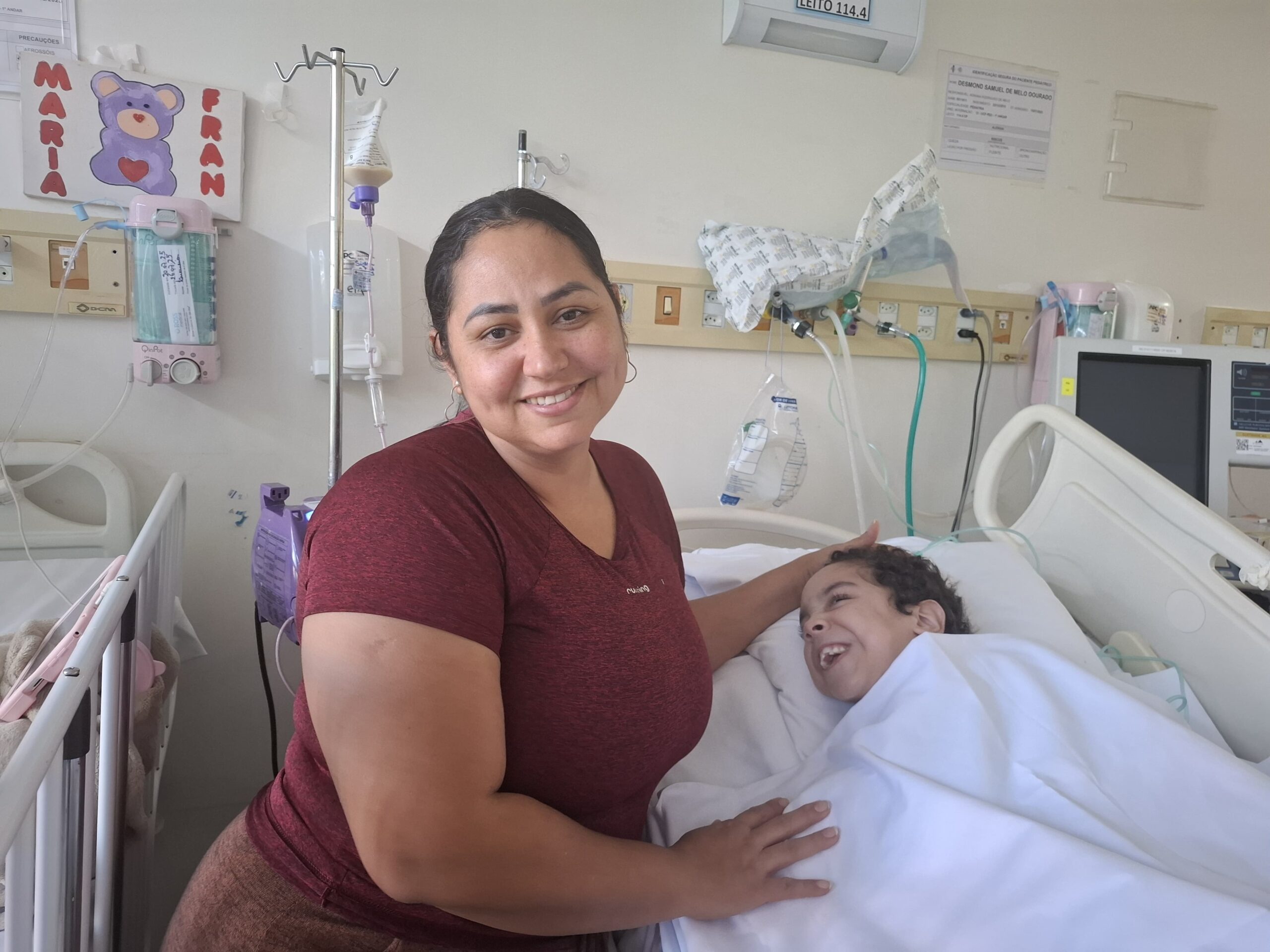Adriana Rodrigues de Melo, mãe de Desmond Samuel Dourado, elogia o atendimento no HRSM