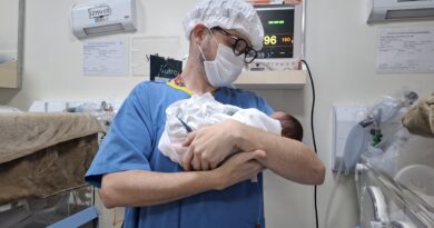 Muitos conseguem se recuperar plenamente e recebem alta médica, indo para casa sem nenhuma sequela. Casos assim me motivam a ser um ser humano melhor, é uma área que me transformou”, afirma o pediatra neonatologista André Simões, que atua no HRSM | Foto: Divulgação/IgesDF