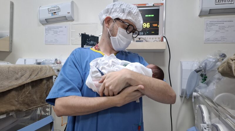 Muitos conseguem se recuperar plenamente e recebem alta médica, indo para casa sem nenhuma sequela. Casos assim me motivam a ser um ser humano melhor, é uma área que me transformou”, afirma o pediatra neonatologista André Simões, que atua no HRSM | Foto: Divulgação/IgesDF