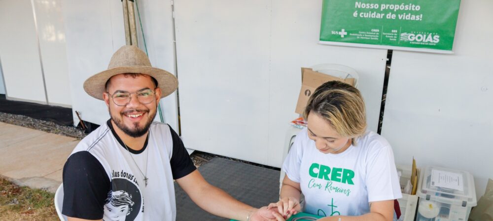 Equipes do Crer oferecem orientações e ações preventivas aos romeiros. Serviços como aferição de pressão arterial, testes de glicemia, sessões de alongamento e curativos são oferecidos gratuitamente (Foto: Juliana Saran)