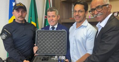 cerimônia de entrega contou também com a presença do gerente de fiscalização e aplicação de penalidades do Detran-GO, coronel Júnior, e do GCM Da Cruz, que representou a Guarda Municipal do município (Foto: Detran-GO)
