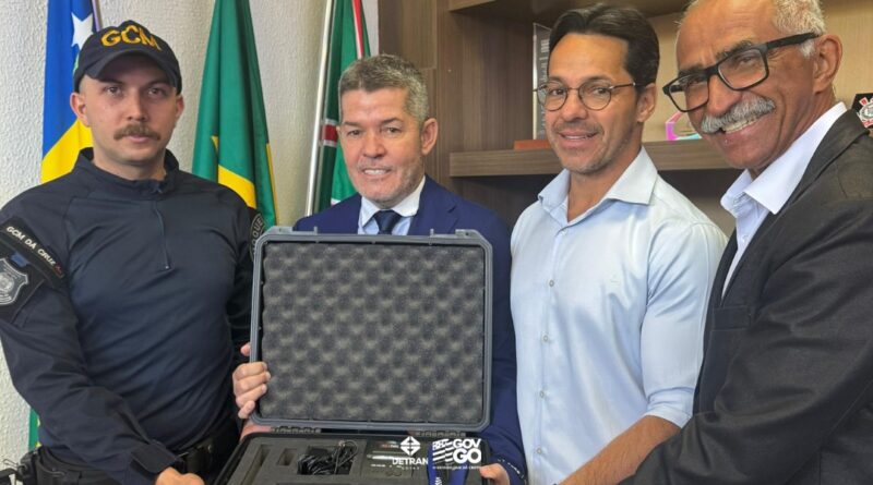cerimônia de entrega contou também com a presença do gerente de fiscalização e aplicação de penalidades do Detran-GO, coronel Júnior, e do GCM Da Cruz, que representou a Guarda Municipal do município (Foto: Detran-GO)
