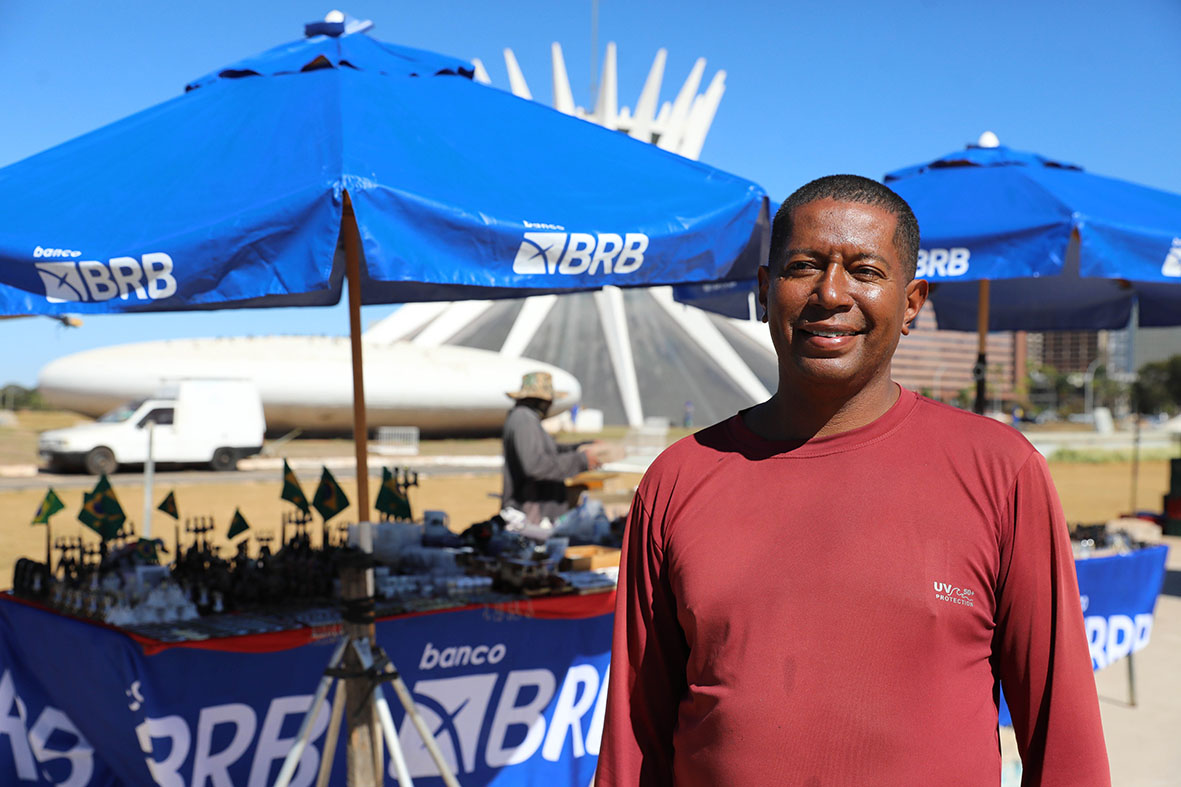 O presidente da Associação de Artesãos da Área Externa da Catedral Metropolitana de Brasília, Glauco Lopes, afirma que o período tem sido lucrativo