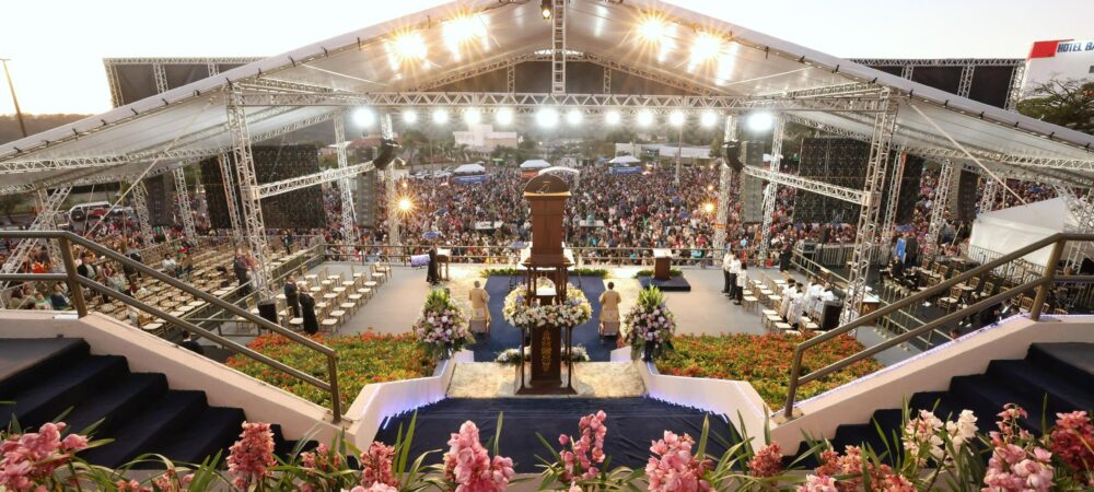 Milhares de pessoas participam da missa na Praça do Santuário Basílica de Trindade (Fotos: Hegon Corrêa e Walter Folador)