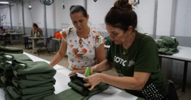 Colégios Tecnológicos de Goiás realizam entrega de 1525 conjuntos de agasalhos infantis para entidades filantrópicas e centros de assistência social em 11 cidades do estado (Foto: Retomada-GO)