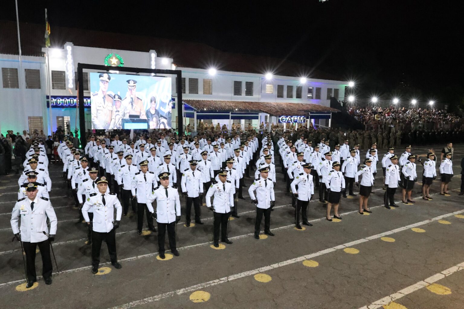 Cerimônia comemorativa teve ainda declaração ao 1º posto dos novos tenentes da 47ª turma do CFO, entrega de medalhas e homenagens, desfiles de tropas de diversos batalhões e de mais de 120 viaturas operacionais da corporação (Fotos: Adalberto Ruchelle e Walter Folador)