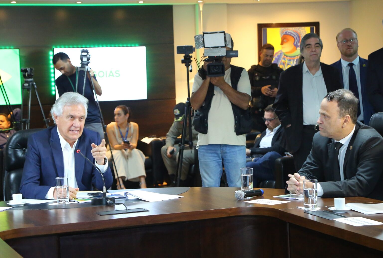 Ao lado dos responsáveis por cada corporação, Caiado fez questão de ressaltar papel de cada um para obtenção dos resultados “Vocês superaram tudo que era possível de ser projetado para 2025″ (Foto: Adalberto Ruchelle)