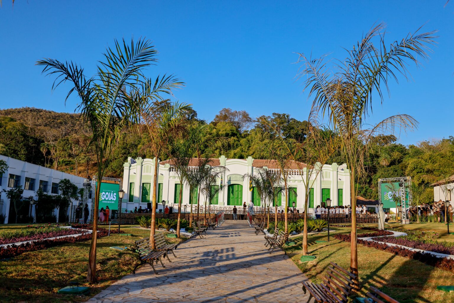 Palácio da Instrução, reinaugurado pelo governador neste domingo (27/07), foi entregue pelo seu bisavô, Brasil Ramos Caiado, em 1929. Construído com influências do Art Déco e do estilo colonial, é um dos patrimônios mais simbólicos da educação e do Estado (Fotos: Lucas Diener e André Saddi)