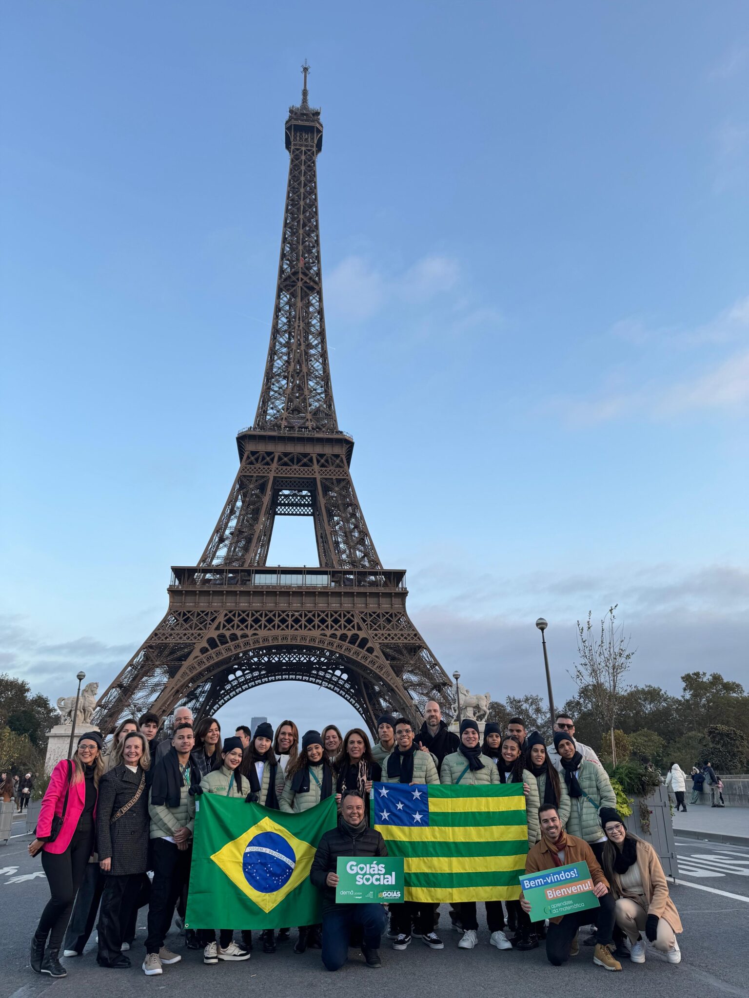 Coordenadora do Goiás Social, Gracinha Caiado acompanha alunos vencedores do Aprendizes da Matemática durante intercâmbio em Paris, em novembro de 2024 (Foto: Divulgação/Seds)