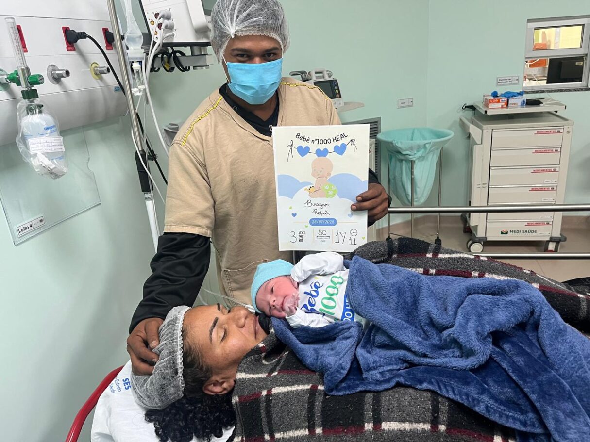Nascimento de Bryan foi celebrado com muita alegria. Família foi presenteada com body personalizado para o bebê, balão comemorativo e certificado que eternizou o momento tão especial (Fotos: Hélmiton Prateado/HMTJ)