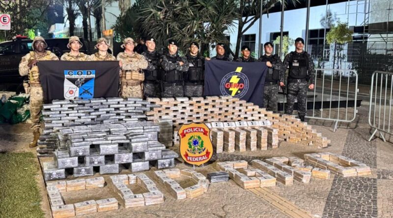 Motorista, veículo e toda a carga foram encaminhados à Superintendência da Polícia Federal em Goiânia (Foto: Divulgação/PMGO)