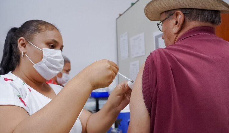 Com vacinação aberta à população, Secretaria do Entorno reforça a importância da imunização contra a gripe como medida coletiva de saúde.