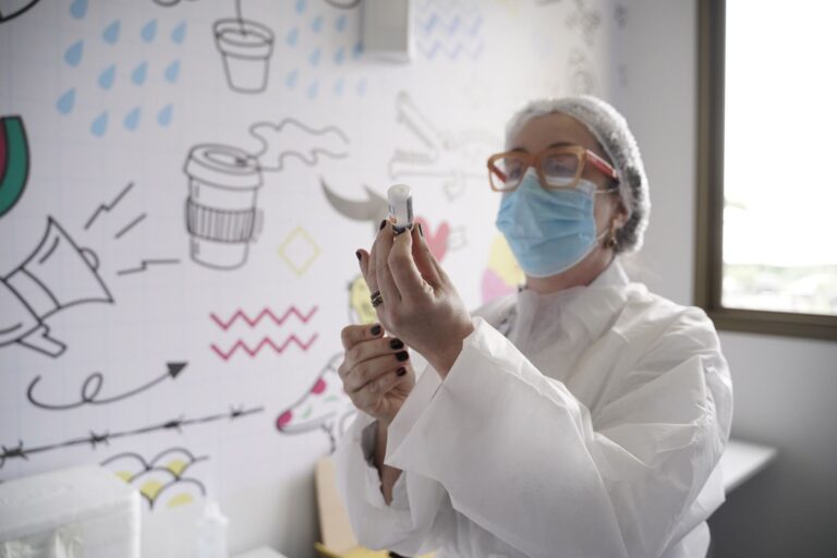 A campanha tem como meta imunizar 95% do público de risco, mas a vacina está disponível para todos.