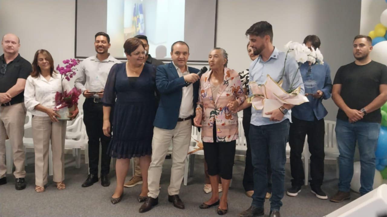 Um momento de emoção dusrate a omenagem prestada a primeira funcionária aposentada do IPASVAL