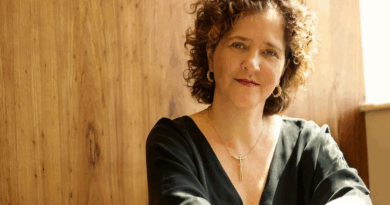 Cristina Cortez/Divulgação Carla Madeira: 'Programa de apoio à tradução de obras literárias do MinC é realmente importante, porque é responsável por inúmeras publicações de autores brasileiros em diferentes países, diferentes línguas'