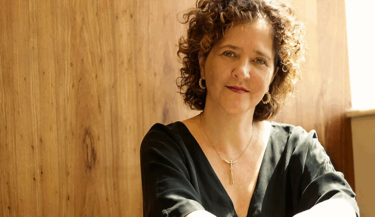 Cristina Cortez/Divulgação Carla Madeira: 'Programa de apoio à tradução de obras literárias do MinC é realmente importante, porque é responsável por inúmeras publicações de autores brasileiros em diferentes países, diferentes línguas'