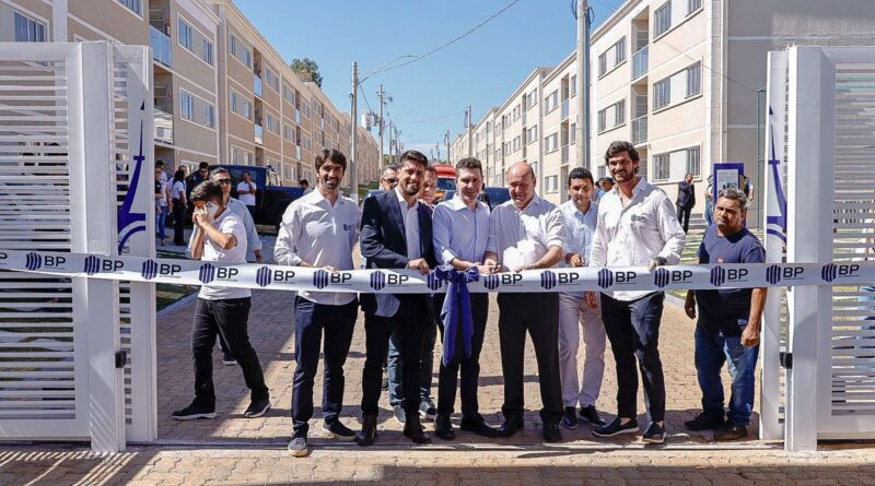 Residenciais Gran Paris, Gran Roma, Florais Park e Green Park V Club são inaugurados com presença de autoridades e muita emoção O sonho da casa própria se tornou realidade para 996 famílias de Valparaíso de Goiás nesta terça-feira (30), com a entrega oficial dos residenciais Gran Paris, Gran Roma, Florais Park e Green Park V Club, do programa Minha Casa, Minha Vida. A cerimônia aconteceu no Residencial Gran Paris e contou com a presença de diversas autoridades, entre elas o ministro das Cidades, Jader Filho. “Essa obra é fruto do trabalho de muita gente. Deputados como Célio Silveira, o ex-prefeito Pábio e o atual prefeito Marcus Vinícius foram fundamentais para que esse projeto saísse do papel. É com orgulho que voltamos a entregar moradias com dignidade“, destacou o ministro. O momento mais emocionante da solenidade foi o depoimento de uma das novas moradoras do Gran Paris, que representou os beneficiados. “Eu estava sem perspectiva, sou mãe de quatro filhos, divorciada, e no ano passado pensei em ir embora. Mas Deus colocou pessoas no meu caminho. Hoje eu tenho uma casa. Esse é um recomeço”, contou, emocionando o público. O prefeito Marcus Vinícius também falou sobre a relevância do projeto. “Política se faz com parceria. Essas moradias são fruto de muito trabalho e da união de esforços. Hoje entregamos não apenas chaves, mas sonhos, dignidade e segurança para quase mil famílias”, declarou. Representando a BP Incorporadora, responsável por dois dos empreendimentos entregues, o porta-voz da empresa agradeceu a equipe e os parceiros: “Não posso deixar de agradecer ao time da BP, do projeto à entrega, que realizou tudo com qualidade e zelo. Estamos orgulhosos em contribuir com a transformação de vidas aqui em Valparaíso.” O presidente da AGEHAB, Alexandre Baldy, lembrou que Goiás oferece o maior subsídio do Brasil para habitação. “Tiramos famílias do aluguel e as colocamos em moradias de qualidade, com parcelas menores do que o que pagavam de aluguel. É isso que dá sentido ao nosso trabalho”, reforçou. Ao final, o clima era de festa. As famílias celebraram não apenas a conquista das chaves, mas o início de uma nova etapa. E como resumiu o prefeito: “É gratificante ver a alegria nos olhos de cada morador. Valparaíso está de portas abertas para um novo tempo.” A entrega das 996 moradias representa um marco no fortalecimento das políticas públicas de habitação em Valparaíso de Goiás. A iniciativa reforça o compromisso das esferas federal, estadual e municipal com o desenvolvimento urbano e a garantia do direito à moradia digna para a população. Com investimentos estratégicos e atuação conjunta, o município avança na construção de uma cidade mais justa, inclusiva e preparada para o futuro.