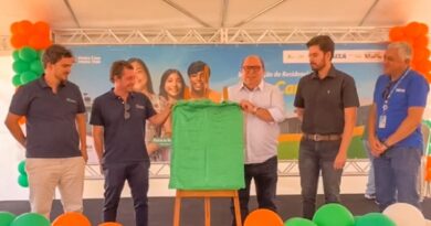 Representantes CAIXA e autoridades locais no descerramento da placa do Residencial Villa Campos (foto: divulgação)