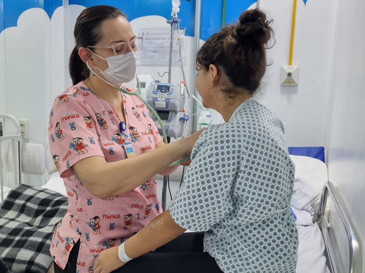 “Na emergência, sei o quanto é desesperador ver um filho doente. Poder ajudar a criança dando conforto a ela e à família é um desafio maravilhoso e reconfortante”, afirma a médica Andrezza de Mattos Aguiar, que trabalha na UPA da Ceilândia