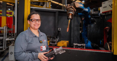 Raquel Rodrigues é operadora de robô de solda na fábrica da AGCO em Ibirubá (RS)