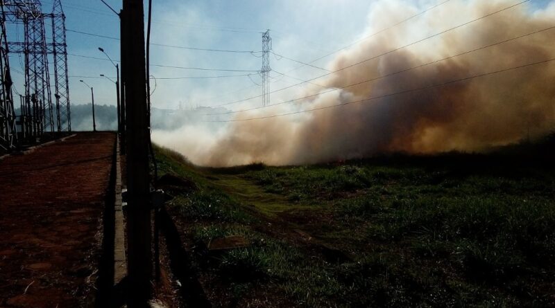 Equatorial Goiás segue monitorando em tempo real as queimadas em todo o estado e alerta para impactos à rede elétrica.
