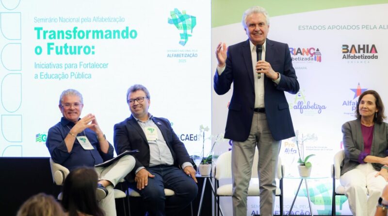 Governador Ronaldo Caiado falou das ações que colocaram Goiás em destaque no ranking nacional de alfabetização infantil, durante Seminário Nacional, em Fortaleza (Fotos: Júnior Guimarães)